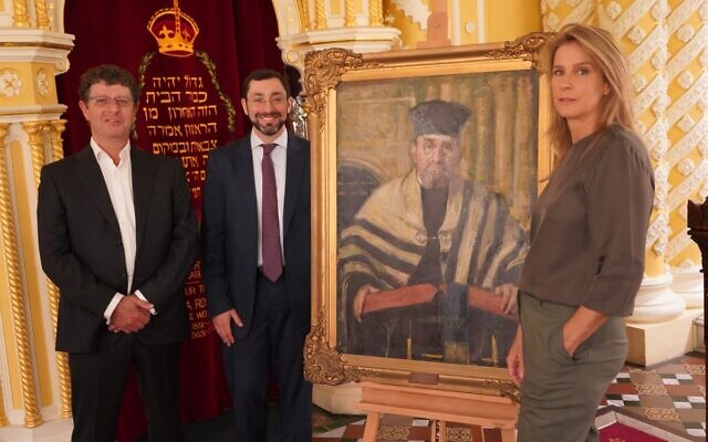 The Great Synagogue president David Lewis, chief minister Rabbi Benjamin Elton and Australian actor and director, Rachel Griffiths with the portrait of Rabbi Porush. Photo: Mint Pictures.