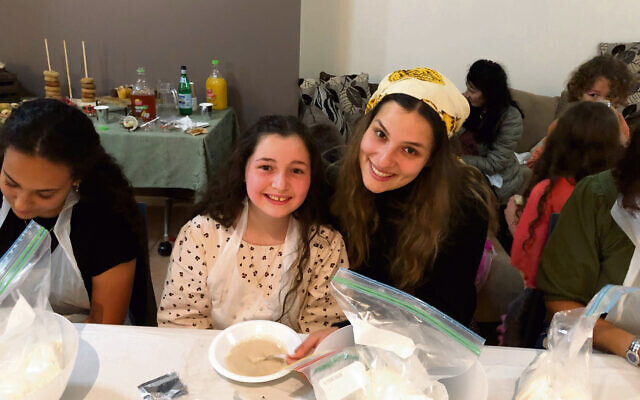 Rebecca Vayn with niece Mindy Brown at a Cairns Chabad House challah bake.
Photo: Chabad Cairns