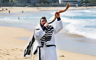 Rabbi Eli Schlanger blows a shofar on Bondi Beach in pre-pandemic days.