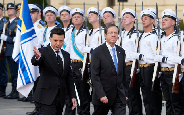 Ukrainian President Volodymyr Zelensky (left) and Israeli President Isaac Herzog review the honour guard during a welcome ceremony ahead of their meeting in Kiev, Ukraine, on October 5, 2021. Photo: AP Photo