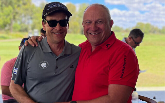 2021 Silbershner Shield champion Joe Dorfman (left) with Maccabi Victoria Golf president Peter Janovic.