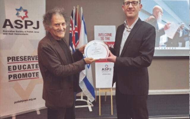Arnold Zable (left) receives the Henryk Slawik Award from ASPJ president Ezra May.