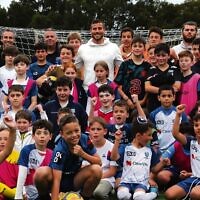 Israeli soccer star Tomer Hemed with kids from Maccabi Hakoah Football Club. Photo: Shane Desiatnik Israeli soccer star Tomer Hemed with kids from Maccabi Hakoah Football Club. Photo: Shane Desiatnik