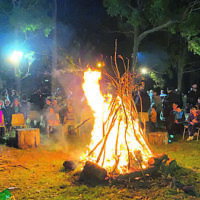 Celebrating Lab B'omer around the bonfire at Chabad North Shore. Celebrating Lab B'omer around the bonfire at Chabad North Shore.