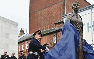 Lord-Lieutenant of Hampshire Nigel Atkinson unveils the statue of Licoricia.
Photo: Justin Tallis/Pool/AFP