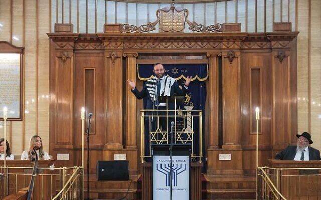 Rabbi Daniel Rabin addresses Caulfield Shule at his induction.Photo: Paul Dodd.