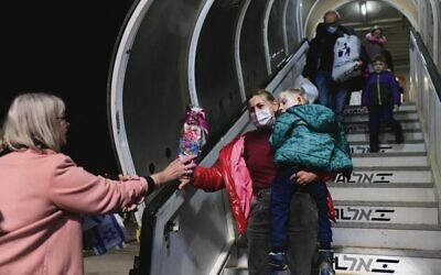 Jewish immigrants from Ukraine arrive at Ben Gurion airport on March 9. 
Photo: Tomer Neuberg/Flash90