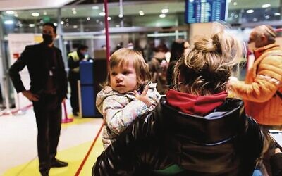 Daria Garn, a Ukrainian refugee from Kyiv, and her daughter, wait to fly to Israel from Romania on March 8. Photo: Reuters/Ronen Zvulun, via MWU