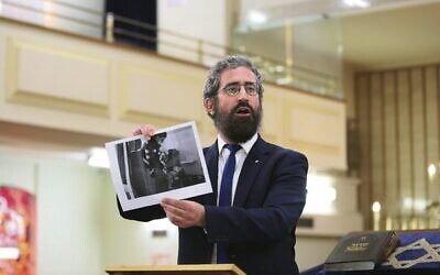 Rabbi Yaakov Glasman showing the picture of the Ukrainian girl killed during the Russian invasion.
Photo: Peter Haskin