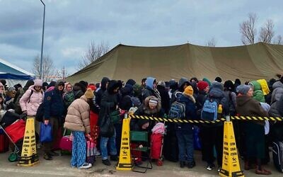 Thousands of Ukrainians wait to enter the checkpoint at the Ukraine-Moldova border. Photo: Jacob Judah
