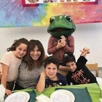 From left: Amelia, Tahnya, Charlie and Bradley Seifman with a froggy friend at JEMS.