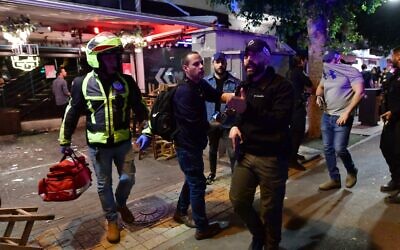 Police and rescue workers at the scene of a terror attack on Dizengoff street, central Tel Aviv. Photo: Avshalom Sassoni/FLASH90