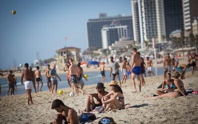 The beach in Tel Aviv on a hot summer day. 
Photo: Miriam Alster/FLASH90