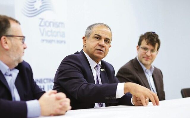 Israeli ambassador Amir Maimon (centre), flanked by ZV president Yossi Goldfarb (left) and JCCV president Daniel Aghion. Photo: Peter Haskin