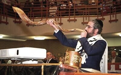 Rabbi Glasman blowing the shofar. Photo: Paul Topol