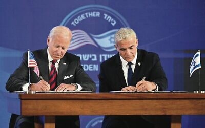 US President Joe Biden and Israeli Prime Minister Yair Lapid sign the declaration. 
Photo: Mandel NGAN / AFP