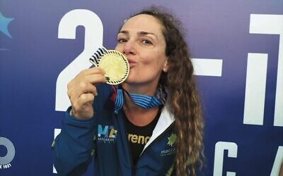Masters swimmer Alida Lipton kisses the gold she won on her birthday. 
Photos: Maccabi Australia Media Team