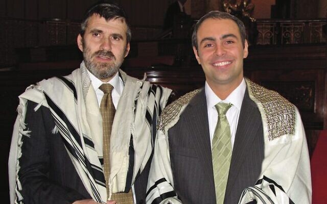 Rabbi/chazan Dovid Rubinfeld (left) with chazan Ronnie Kowadlo.