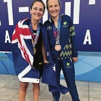 Alida Lipton (left) and Jacqui 
Seemann Charak with their gold 
and bronze medals respectively in the women's 54-59 100m breaststroke event.