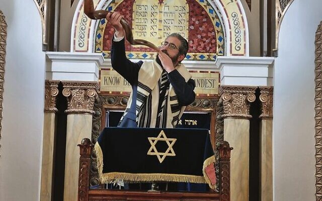 Rabbi Glasman blowing the shofar.
