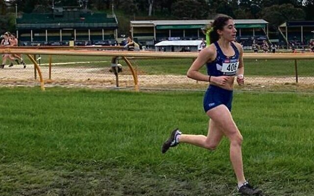 Emma De Jong competing at the 2022 Australian Cross Country Championships.