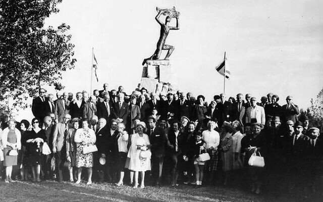 The unveiling of the Hakoah monument on April 28, 1968. Photo: Supplied