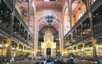The interior of Budapest's Dohany Street Synagogue. Photo: Suicasmo/Wikimedia Commons