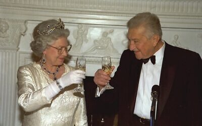 Israeli President Ezer Weizman (left) and Queen Elizabeth II share a toast at dinner in her honour hosted by Weizman in London, February 1997. Photo: GPO
