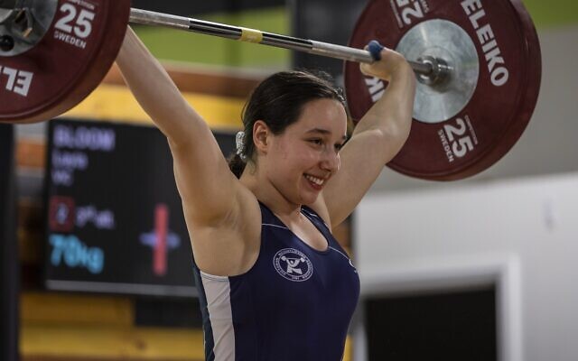 Maccabi Victoria Jewish Junior Sportswoman of the Year, Layla Bloom, in action at the 2022 Australian Junior and U23 Weightlifting Championships. Photo: Australian Weightlifting Federation