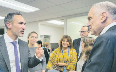 Alex Ryvchin speaks to WJC president Ronald Lauder at a reception for the Spanish Foreign Minister.