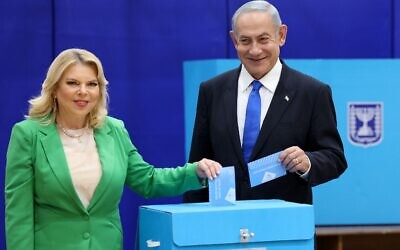Likud chairman Benjamin Netanyahu (R) and his wife Sara cast their ballot at a polling station in Jerusalem in the country's fifth election in less than four years on November 1, 2022. Photo: Ronaldo Schemidft/AFP via Times of Israel