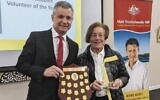 Matt Thistlethwaite MP presents the Vi Robbins Award to Mimi Wise. 
Photo: supplied