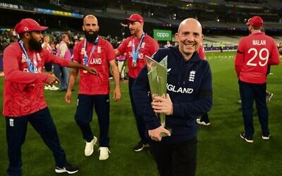 Danny Reuben holding the 2022 T20 Cricket World Cup trophy.