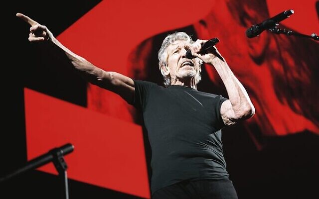 Roger Waters performing at the United Center in Chicago, July 26, 2022. 
Photo: Rob Grabowski/Invision/AP, File