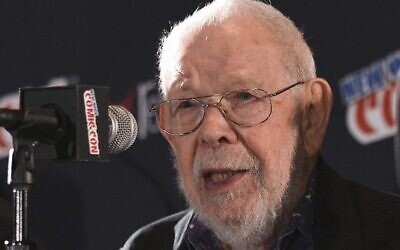 Al Jaffee speaks during an event at New York Comic Con in 2017. Photo: Bryan Bedder/Getty Images for Mad Magazine