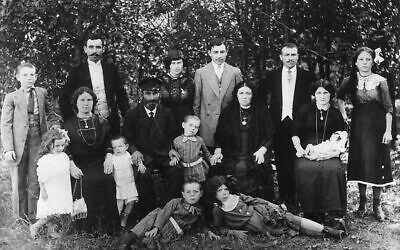 The Komesaroff family in Grafskoy, Ukraine, in 1913.