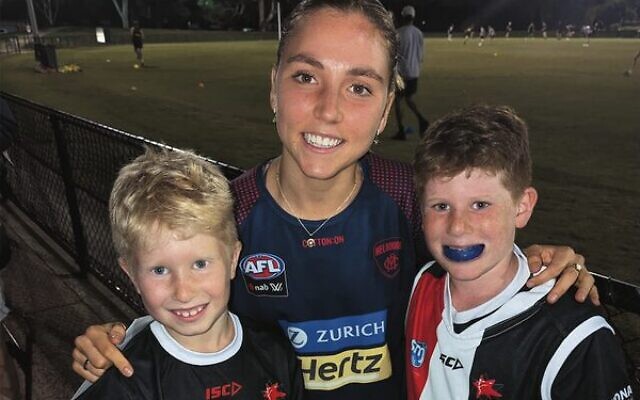 U9 players Eli (left) and Raphy Silverman (right) with AFLW star Eliza McNamara during training on April 20.