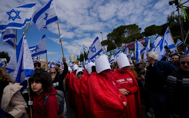 Israelis protest against plans by Prime Minister Benjamin Netanyahu's new government to overhaul the judicial system, outside the Knesset, Israel's parliament, in Jerusalem, Monday, Feb. 13, 2023. Photo: AP Photo/Ohad Zwigenberg, File
