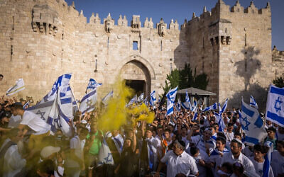 Thousands of Jews wave Israeli flags as they celebrate Jerusalem Day by dancing at Damascus Gate in Jerusalem's Old City, during Jerusalem Day, May 29, 2022. Photo: Nati Shohat/Flash90