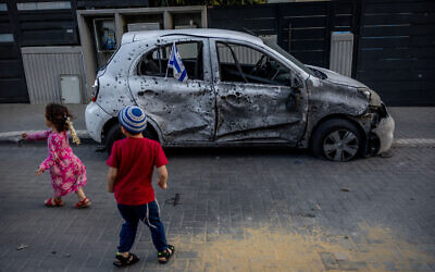 The site where a rocket fired from Gaza into southern Israel, hit and damaged a car in the southern Israeli town of Sderot, May 2, 2023 Photo: Yonatan Sindel/Flash90