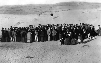 The early Zionist pioneers arrived to "a patch of dirt". Here, Jews attend the first auction for lots in Tel Aviv, 1909.
Photo: Public Domain