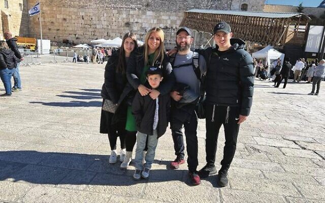 Rabbi Daniel and Rebbetzin Sarah Rabin at the Kotel with their children (from left) Shaina, Eli and Aaron.
