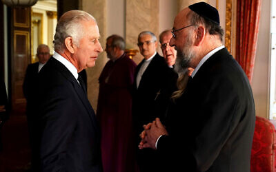 Britain's King Charles III speaks to UK Chief Rabbi Ephraim Mirvis as he meets with faith leaders during a reception at Buckingham Palace in 2022. Photo: Aaron Chown/Pool Photo via AP