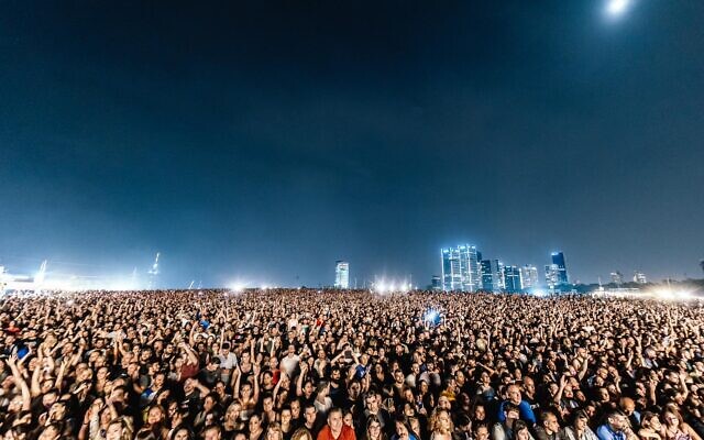 Tens of thousands gather to hear UK pop star Robbie Williams at his June 1, 2023 show at Tel Aviv's Yarkon Park. Photo: Eclipse Media