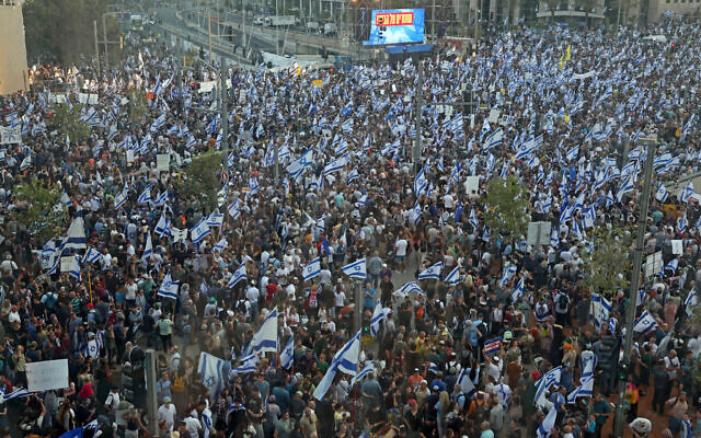 Right-wing demonstrators backing the Israeli government and its reform plans rally in Tel Aviv, the epicenter of 29 straight weeks of anti-government protests, on July 23, 2023. Photo: JACK GUEZ / AFP