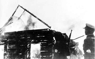 Lithuanian security police members burning a Lithuanian synagogue in 1941.
 Photo: Wikipedia