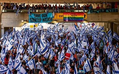 Anti-overhaul demonstrators rally at Ben-Gurion Airport. Photo: Chaim Goldberg/Flash90
