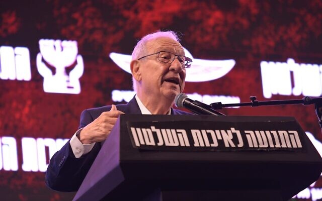 Former president Reuven Rivlin addresses an anti-overhaul rally near the Knesset on July 23, 2023. Photo: Amos Gil)