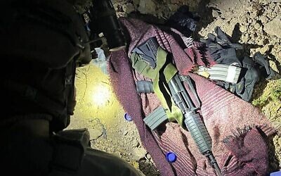 An assault rifle seized by Israeli forces in Hebron early August 22, suspected to have been used in a deadly shooting attack a day earlier. Photo: Israel Police