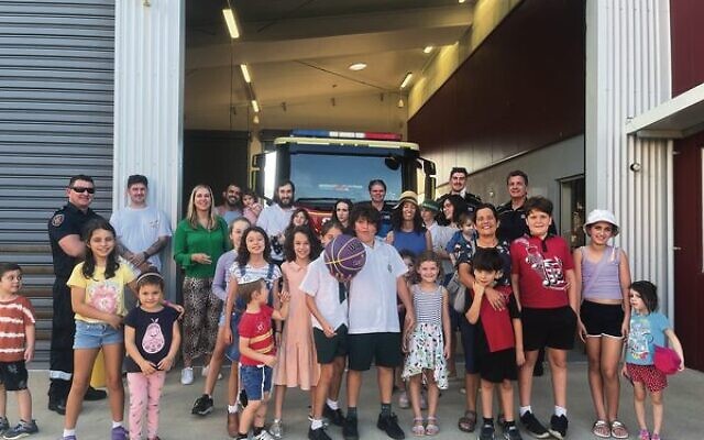 Children from Chabad of North Queensland delivered honey cakes to the Smithfield Fire Department.